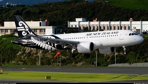 Air New Zealand 642 .
